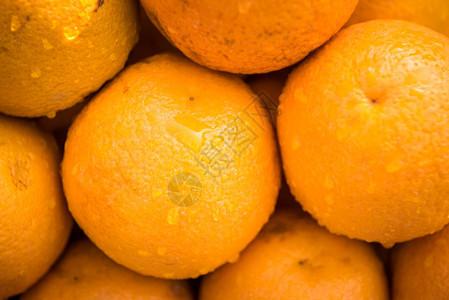 fresh英文单词橙子水果含滴fresh和湿橙子在市场上销售新鲜和湿橙子